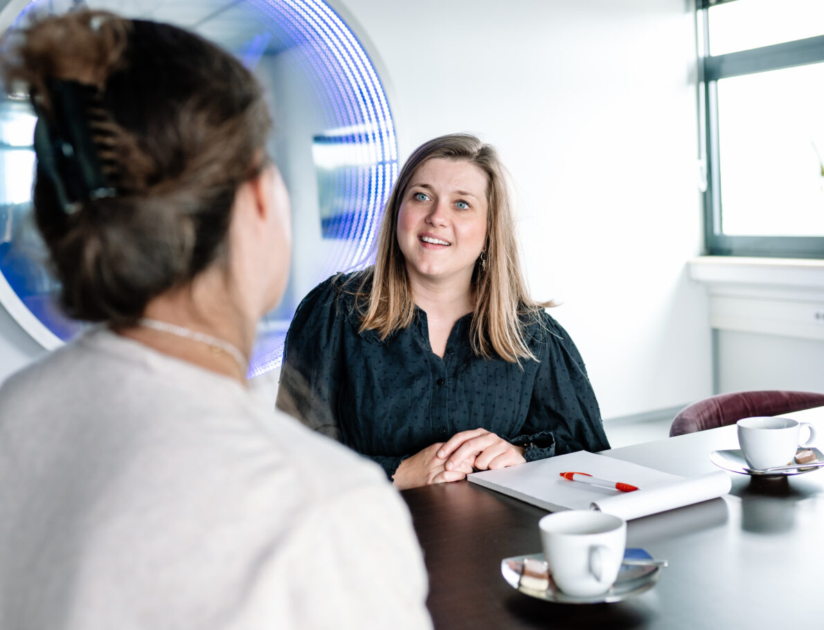 Planner PSC aan het overleggen met een collega