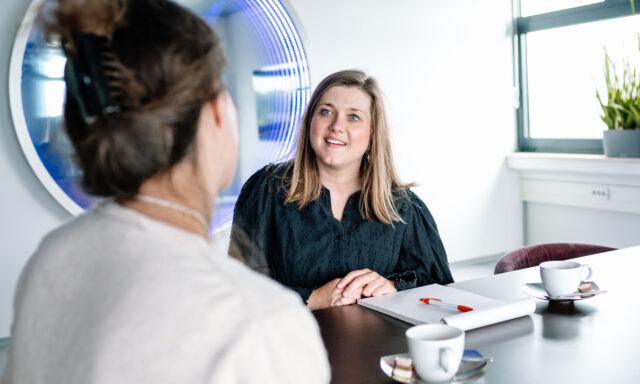 Planner PSC aan het overleggen met een collega