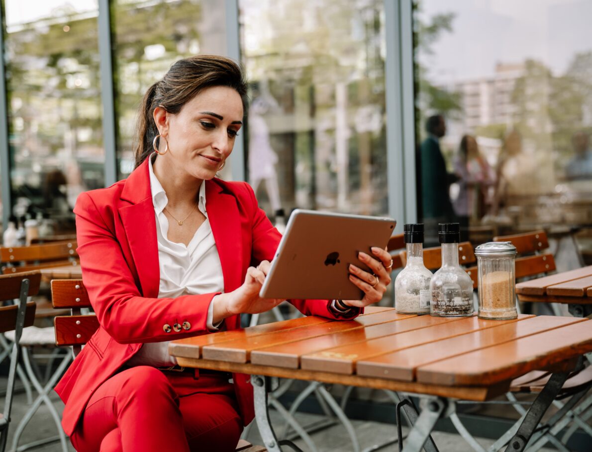 Zakenvrouw aan het werk op haar ipad op het terras